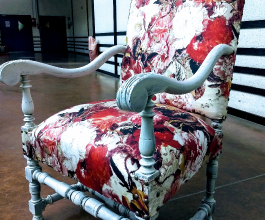 Fauteuil Louis XIII, Tissu Botanique Jean-Paul Gaultier, réalisé par une stagiaire en cours GRETA