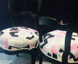 Ensemble Bridge et chaises garniture contemporaine, Tissu Jon Burgerman by Kirkby Design