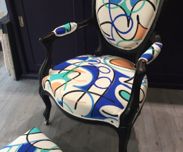 Fauteuil et repose pieds napoléon III, garniture traditionnelle, Tissu collection Jon Burgerman Kirkby Design