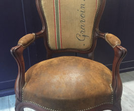 Fauteuil Louis Philippe, garniture traditionnelle, Tissu Cuir Vielli collection Casal et ancien sac en toile de Jute