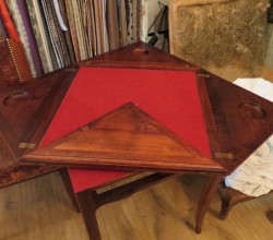 Table de jeux, Tissu feutrine rouge