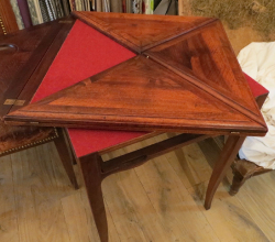 Table de jeux, Tissu feutrine rouge