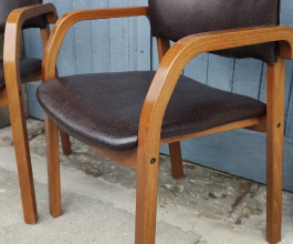 Chaises en simili cuir