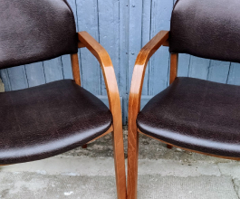 Chaises en simili cuir